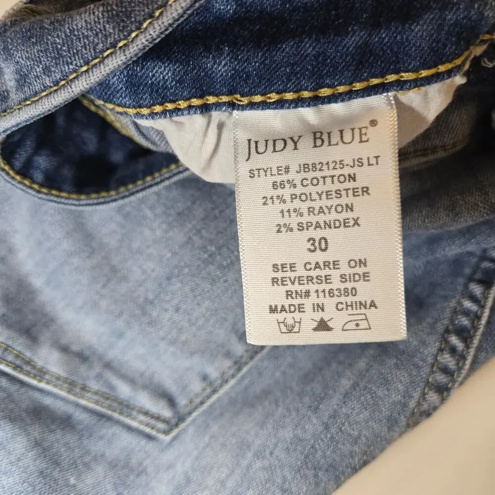 Judy Blue Women’s Skinny Fit Mid Rise Light‎ Wash Distressed Jeans Size 30